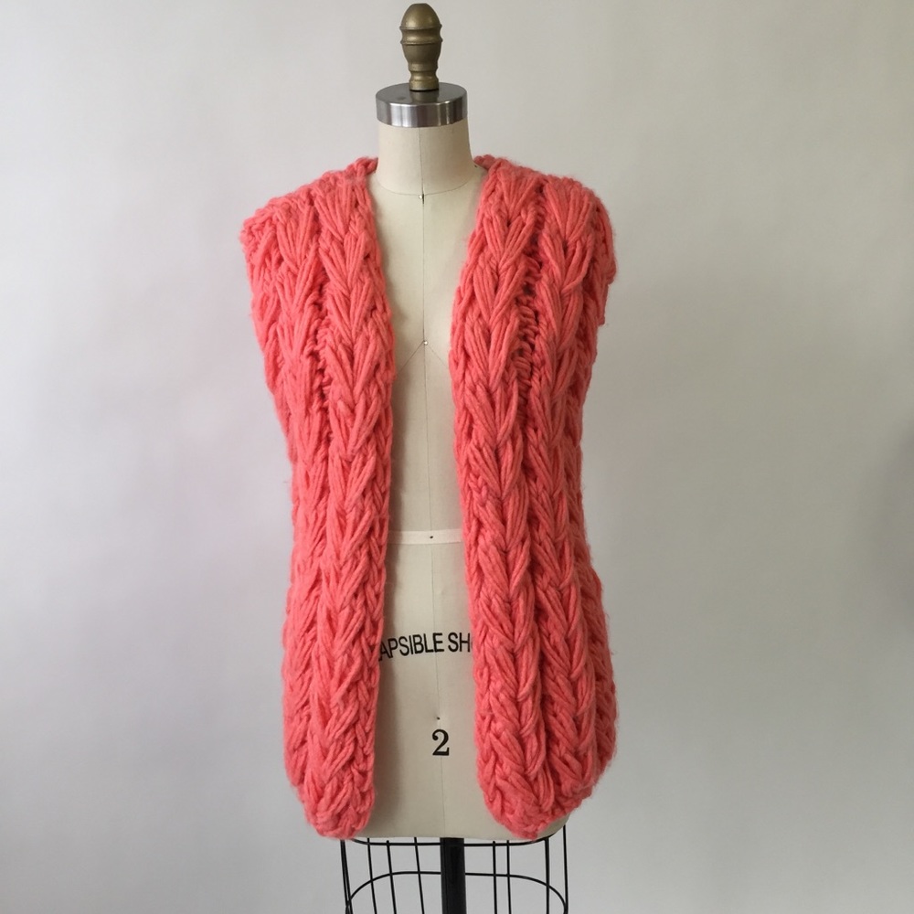Handmade vest, color peach-colat. Size S-M. Wool